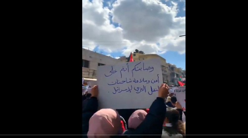 فيديو| "#الجسر_البري_خيانة".. آلاف الأردنيين يطالبون حكومتهم بوقف دعم الاحتلال